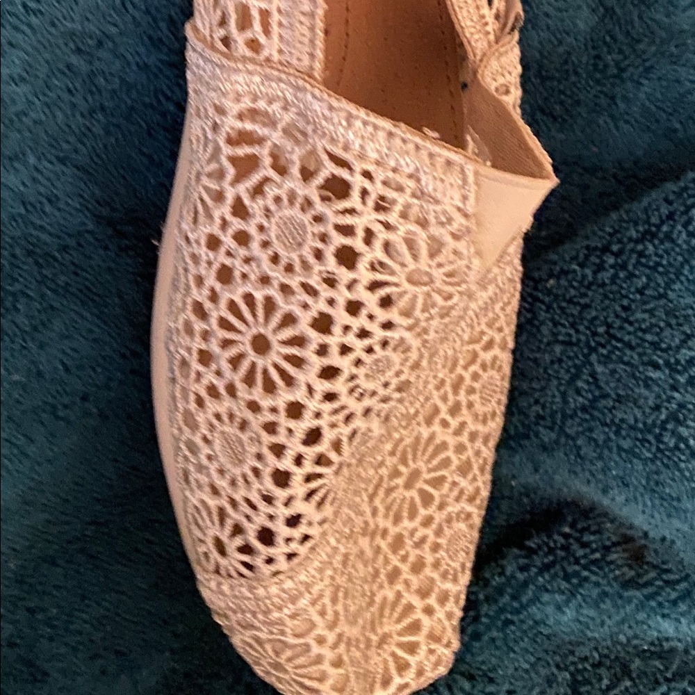 Toms cream lace